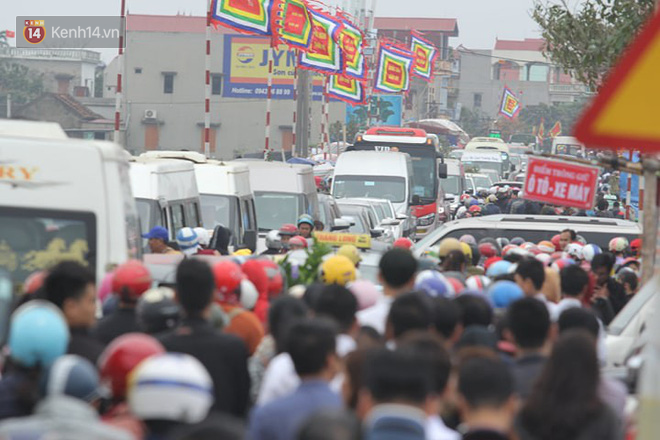 Hàng vạn người đổ về chợ Viềng khiến đường tắc hàng km, ai cũng lựa mua chậu hoa, cây cảnh lấy may đầu năm