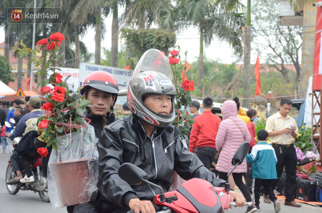Hàng vạn người đổ về chợ Viềng khiến đường tắc hàng km, ai cũng lựa mua chậu hoa, cây cảnh lấy may đầu năm Hàng vạn người đổ về chợ Viềng khiến đường tắc hàng km, ai cũng lựa mua chậu hoa, cây cảnh lấy may đầu năm