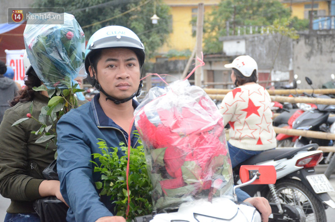 Hàng vạn người đổ về chợ Viềng khiến đường tắc hàng km, ai cũng lựa mua chậu hoa, cây cảnh lấy may đầu năm