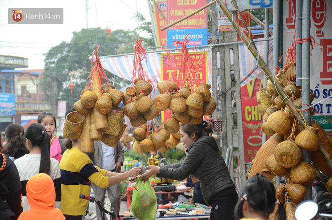 Hàng vạn người đổ về chợ Viềng khiến đường tắc hàng km, ai cũng lựa mua chậu hoa, cây cảnh lấy may đầu năm Hàng vạn người đổ về chợ Viềng khiến đường tắc hàng km, ai cũng lựa mua chậu hoa, cây cảnh lấy may đầu năm