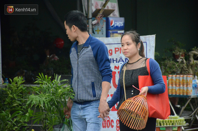 Hàng vạn người đổ về chợ Viềng khiến đường tắc hàng km, ai cũng lựa mua chậu hoa, cây cảnh lấy may đầu năm