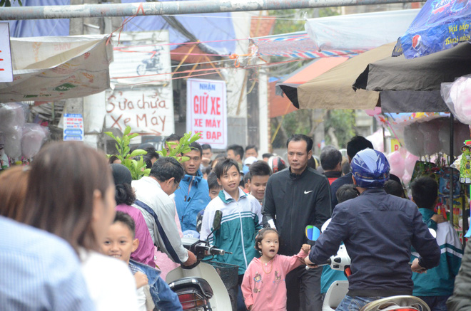Hàng vạn người đổ về chợ Viềng khiến đường tắc hàng km, ai cũng lựa mua chậu hoa, cây cảnh lấy may đầu năm