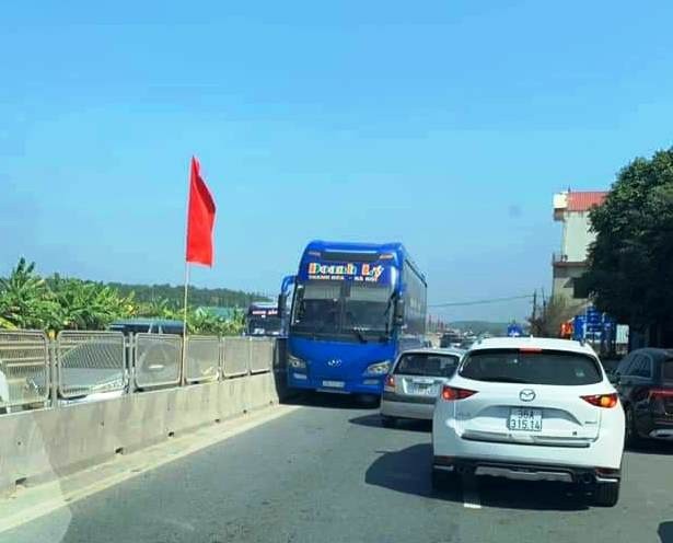 Tài xế lái xe khách chạy ngược chiều trên QL1A đã bị CSGT tước giấy phép lái xe