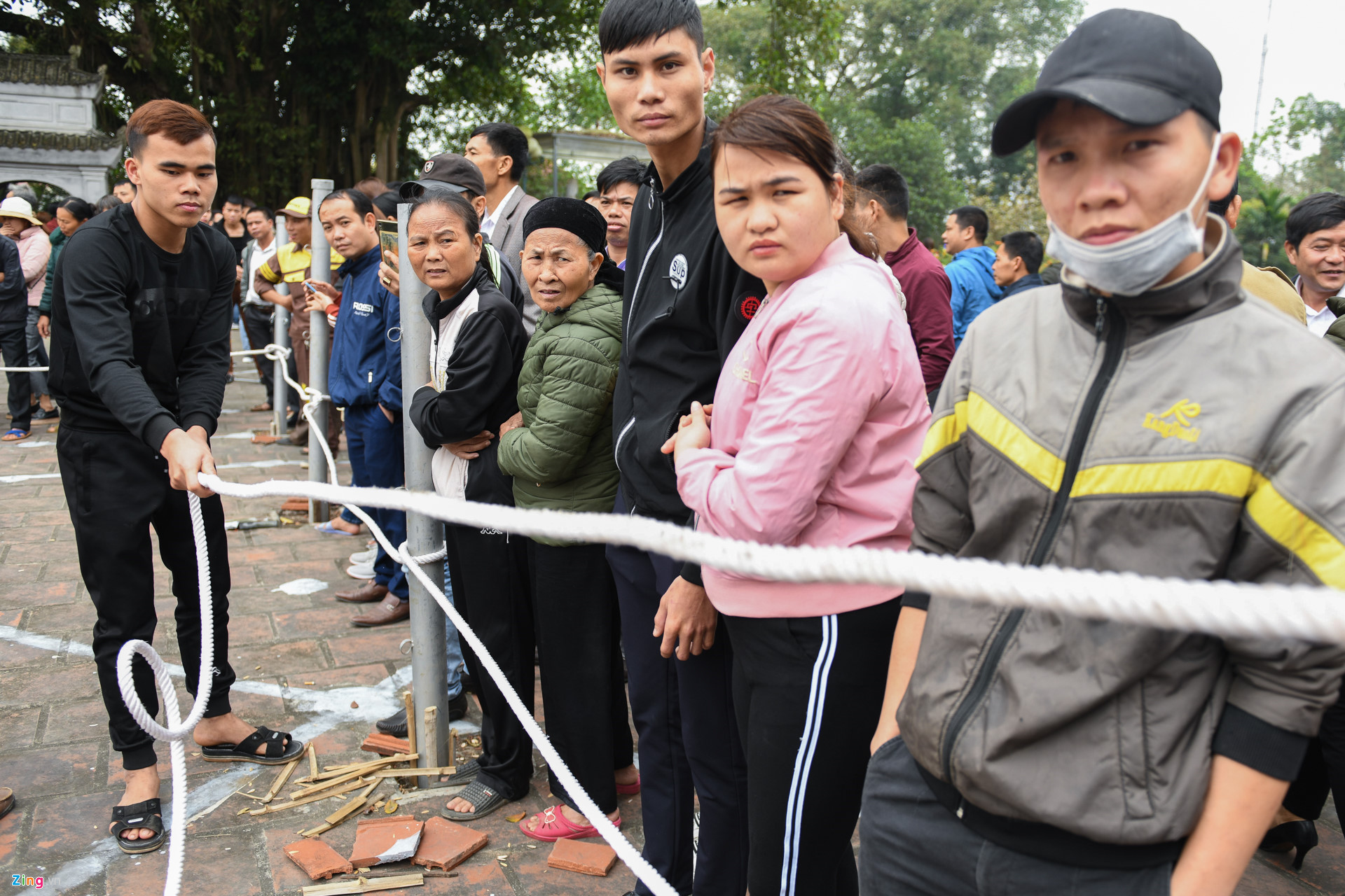 Video - Ảnh: Hàng trăm thanh niên tranh cướp chiếu mong sinh con trai