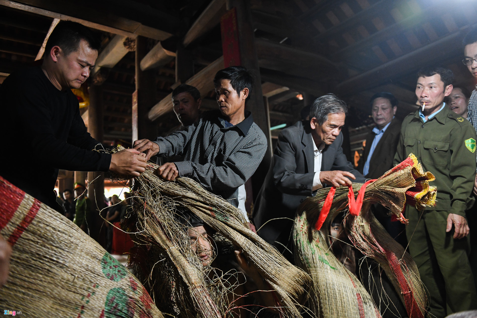 Video - Ảnh: Hàng trăm thanh niên tranh cướp chiếu mong sinh con trai