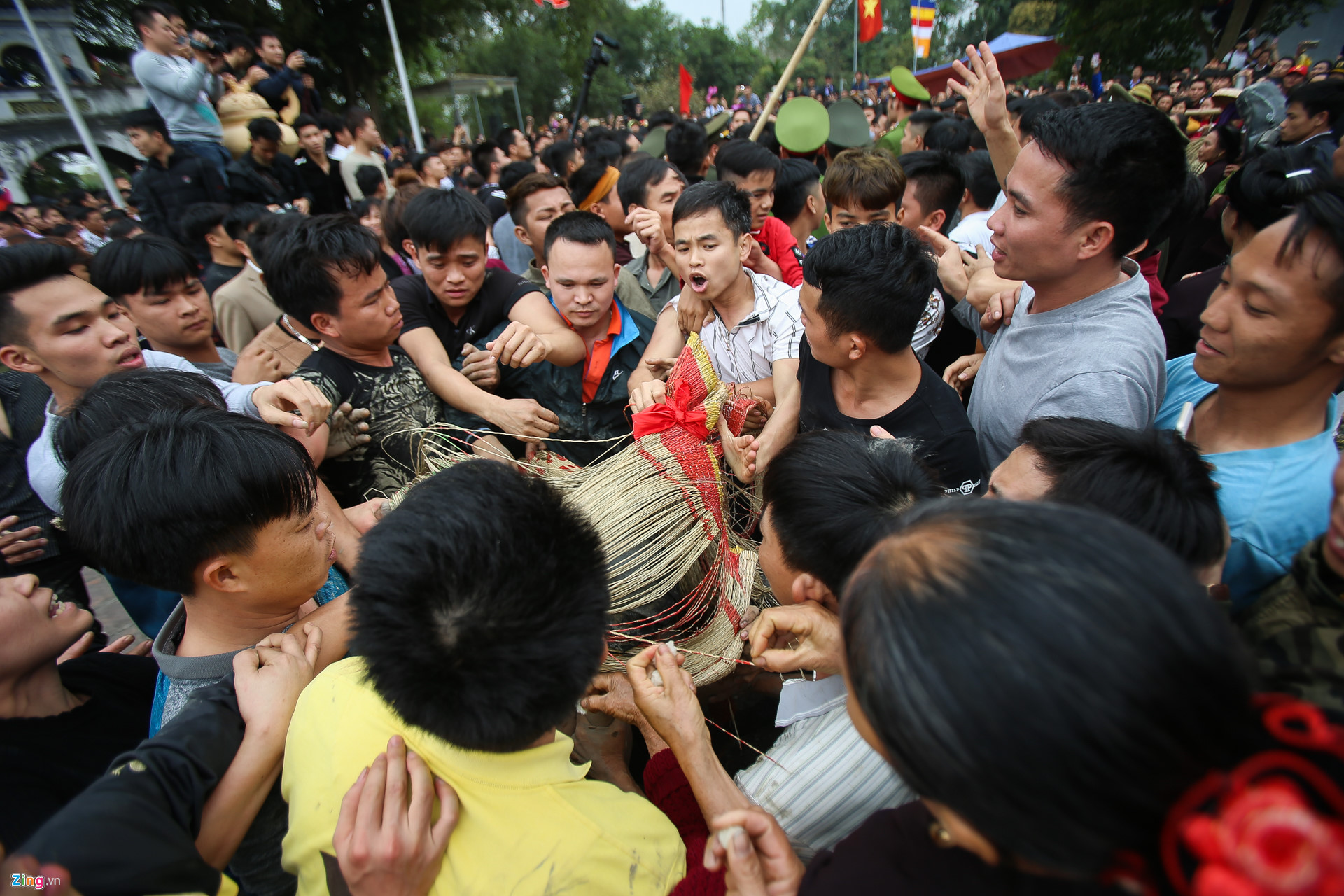 Video - Ảnh: Hàng trăm thanh niên tranh cướp chiếu mong sinh con trai