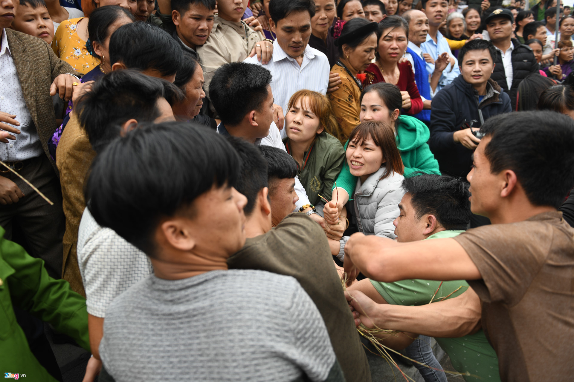 Video - Ảnh: Hàng trăm thanh niên tranh cướp chiếu mong sinh con trai