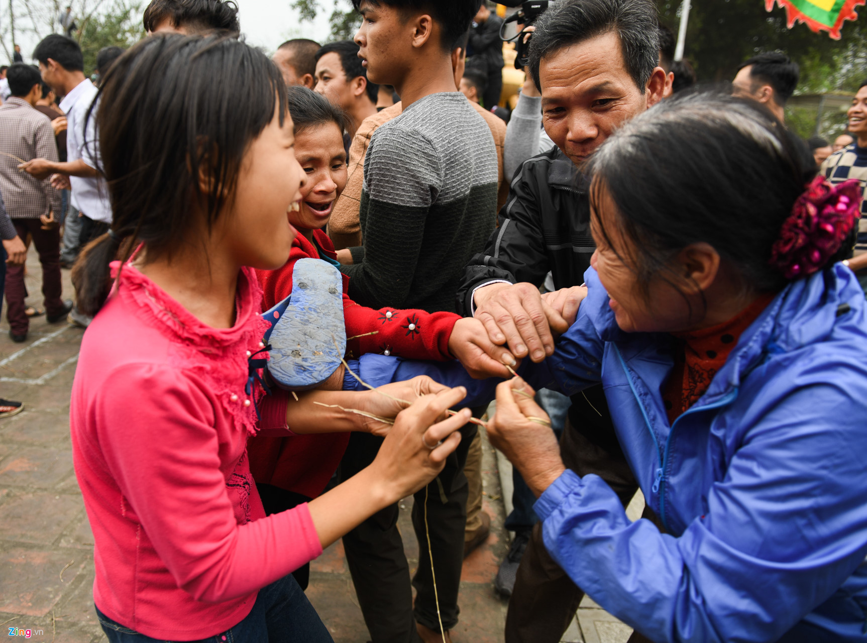 Video - Ảnh: Hàng trăm thanh niên tranh cướp chiếu mong sinh con trai