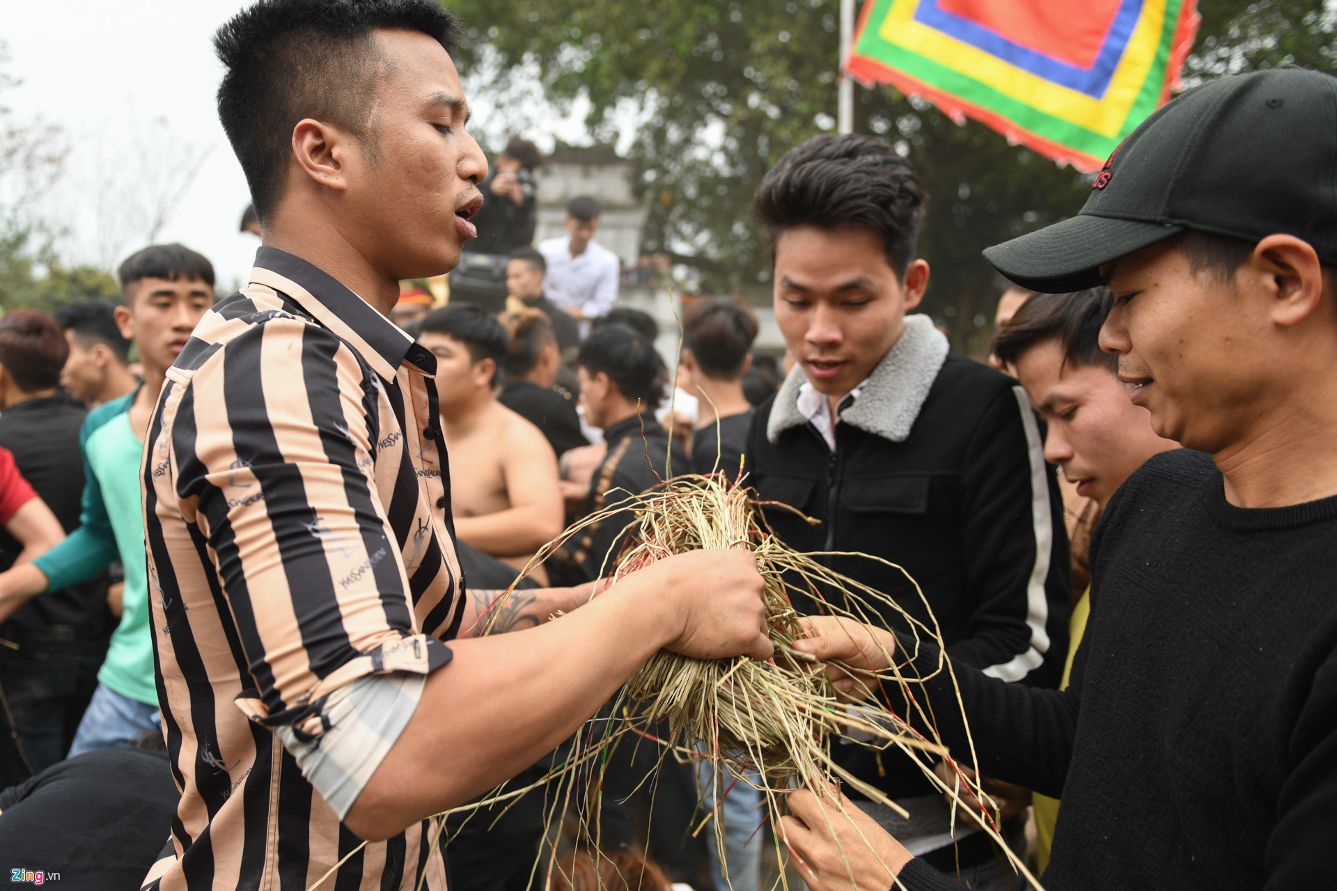 Video - Ảnh: Hàng trăm thanh niên tranh cướp chiếu mong sinh con trai