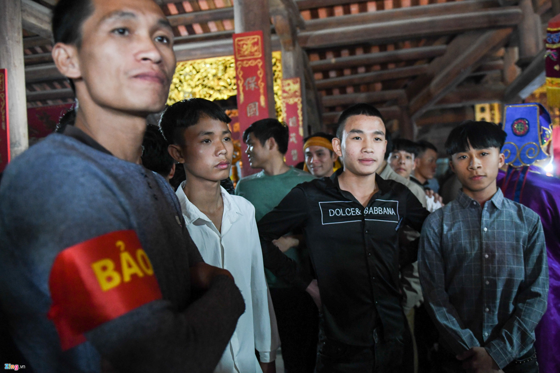 Video - Ảnh: Hàng trăm thanh niên tranh cướp chiếu mong sinh con trai