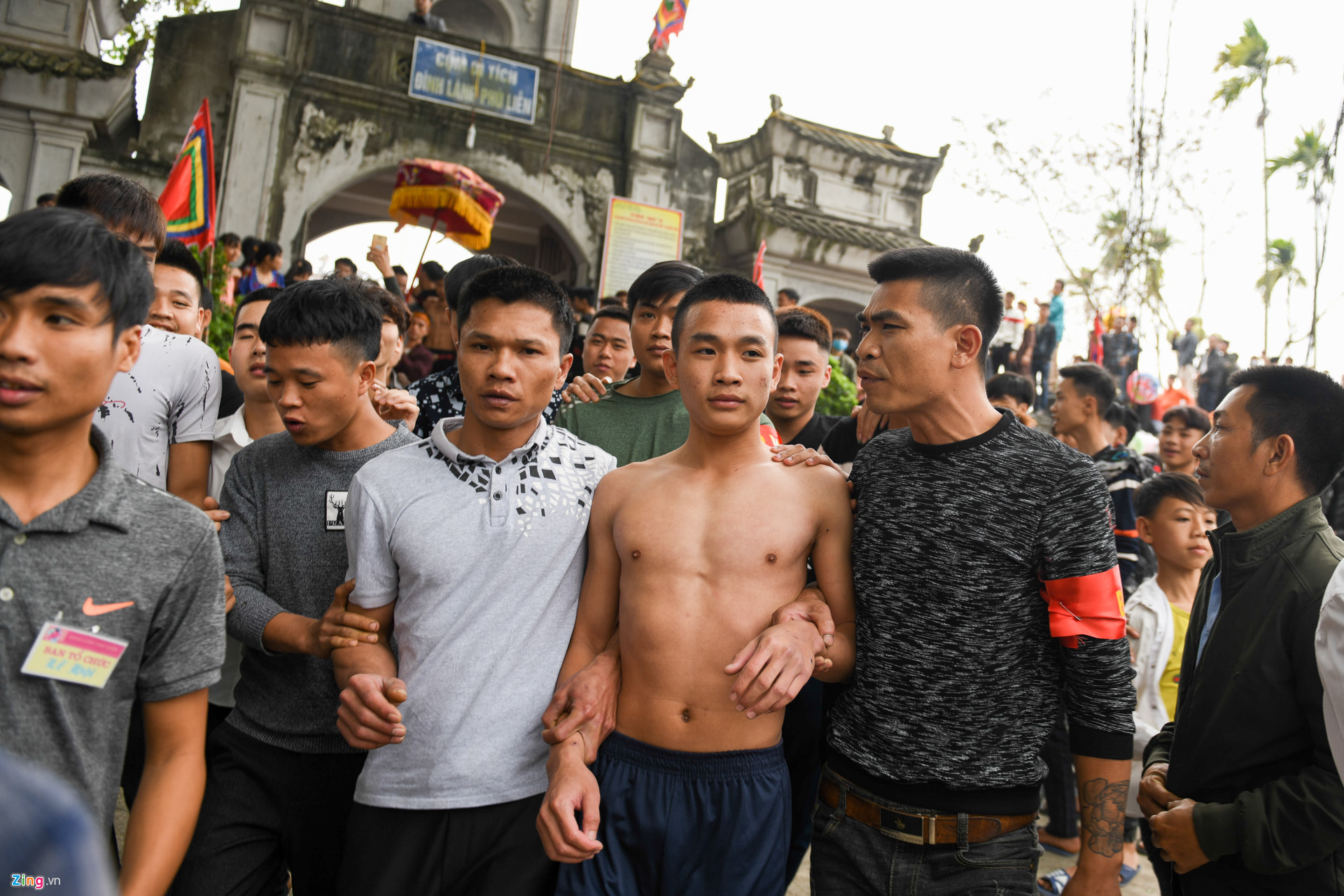 Video - Ảnh: Hàng trăm thanh niên tranh cướp chiếu mong sinh con trai