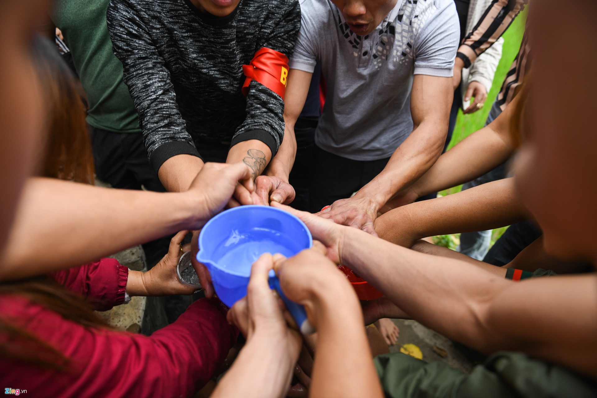 Video - Ảnh: Hàng trăm thanh niên tranh cướp chiếu mong sinh con trai