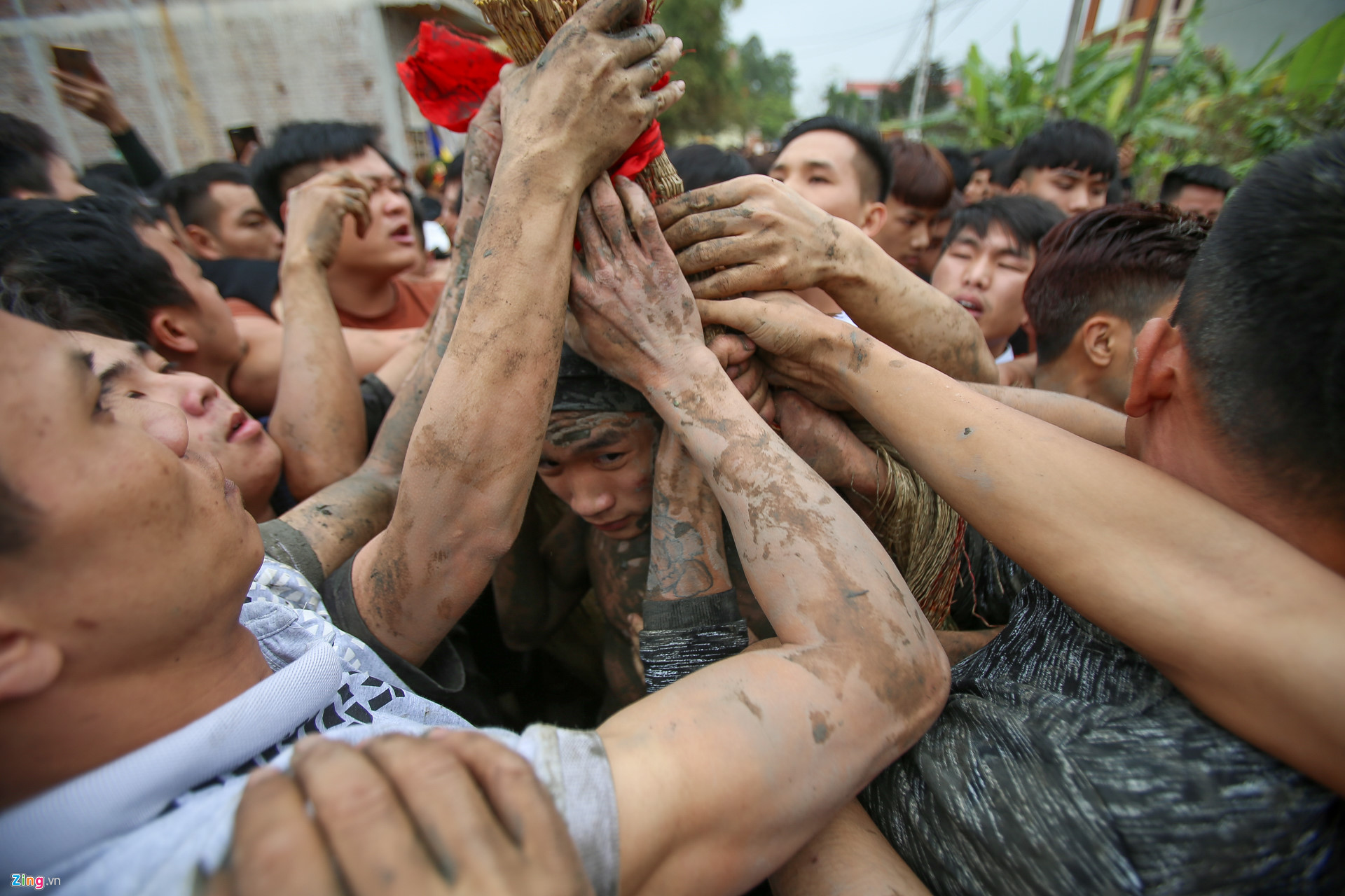 Video - Ảnh: Hàng trăm thanh niên tranh cướp chiếu mong sinh con trai