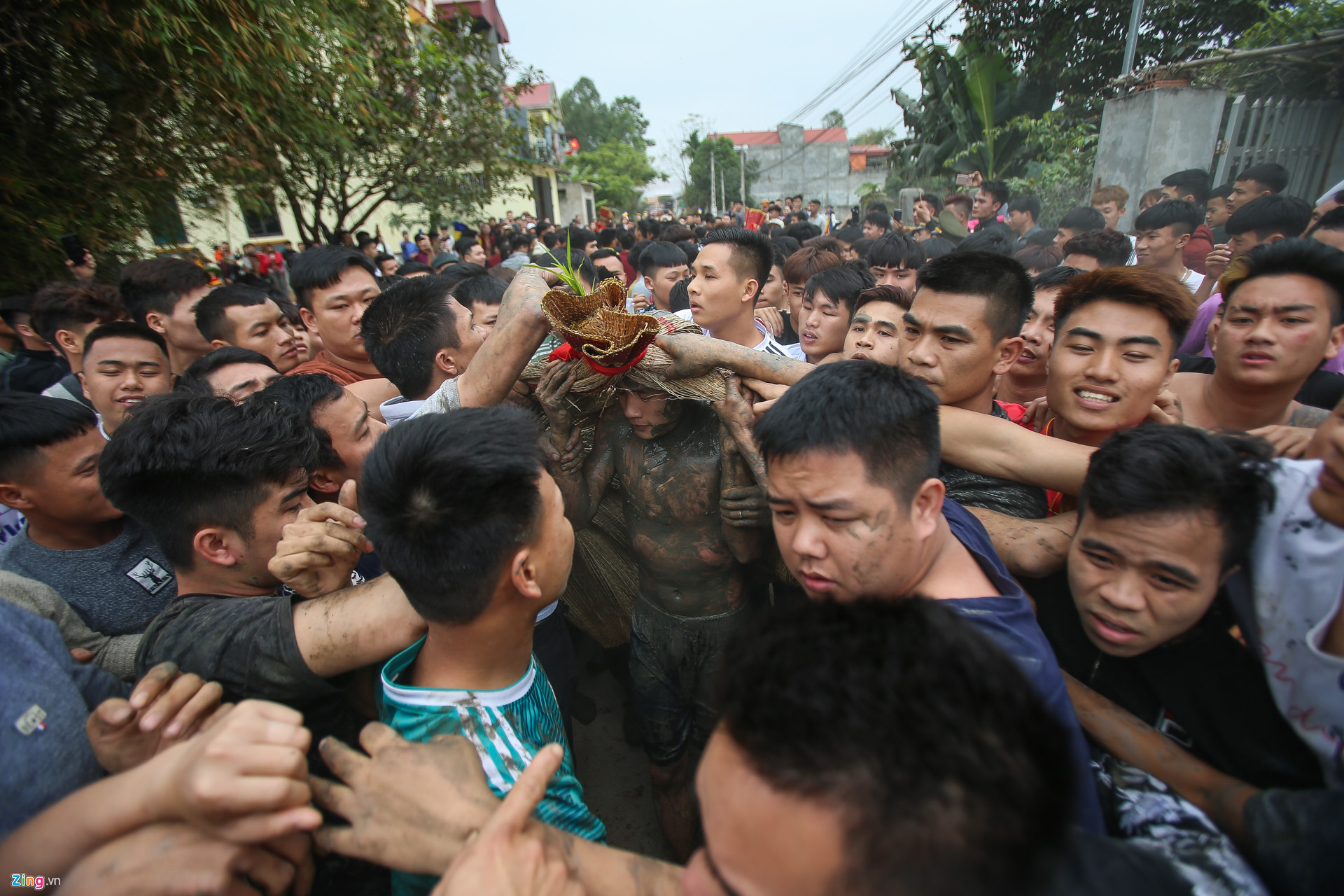 Video - Ảnh: Hàng trăm thanh niên tranh cướp chiếu mong sinh con trai