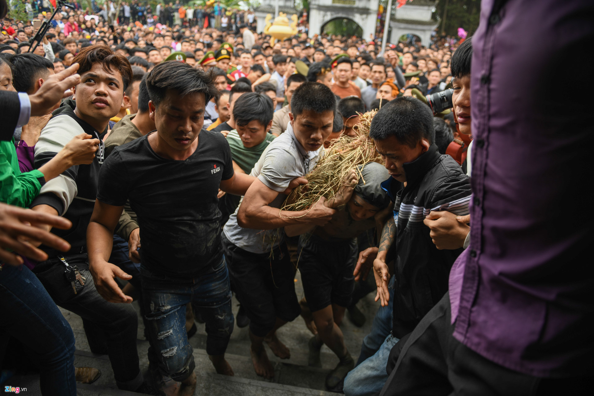 Video - Ảnh: Hàng trăm thanh niên tranh cướp chiếu mong sinh con trai
