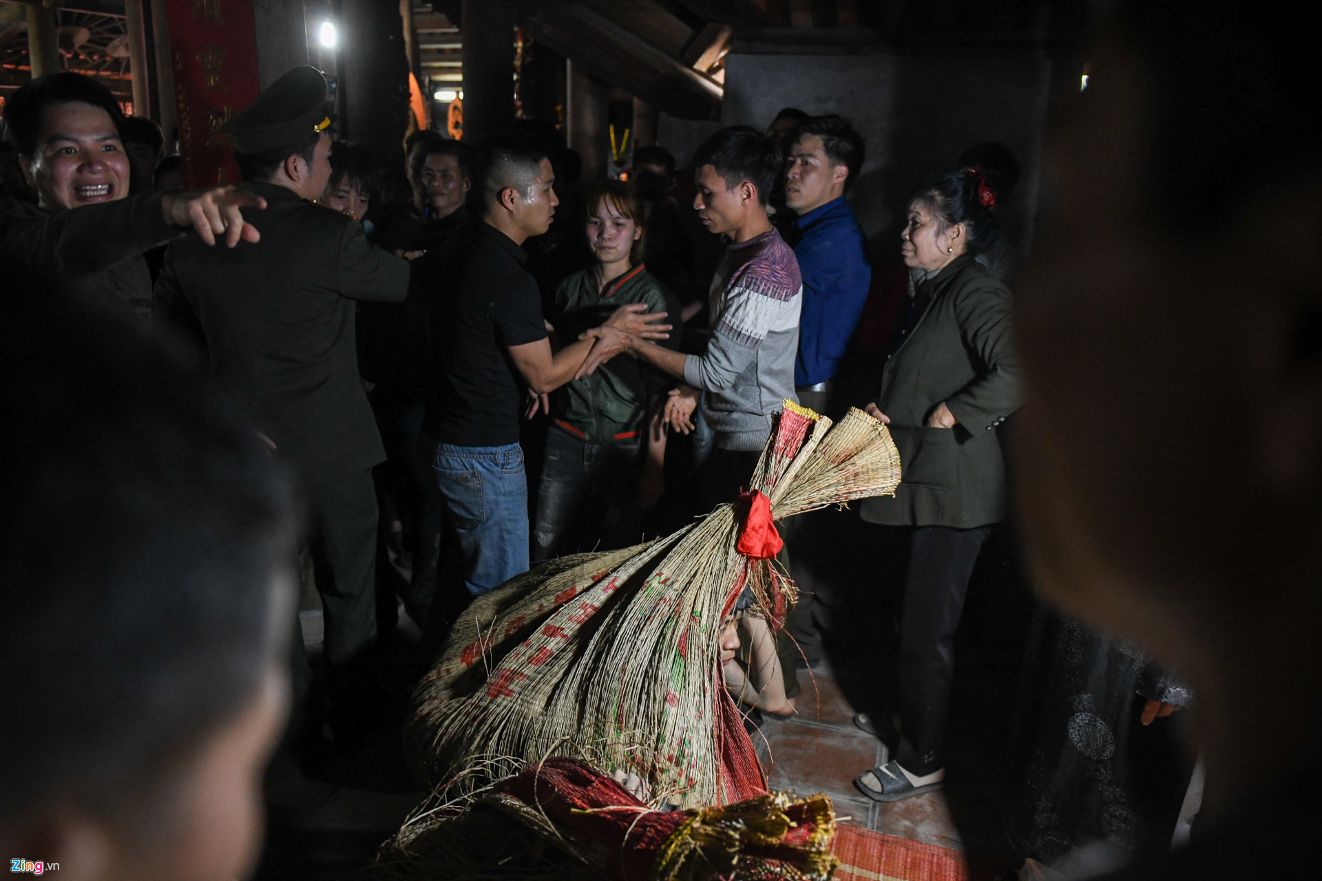 Video - Ảnh: Hàng trăm thanh niên tranh cướp chiếu mong sinh con trai