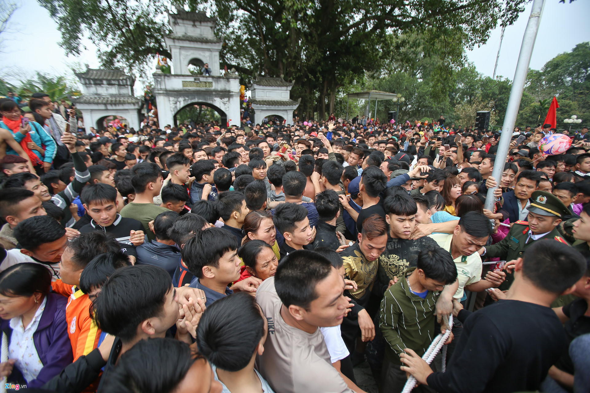 Video - Ảnh: Hàng trăm thanh niên tranh cướp chiếu mong sinh con trai