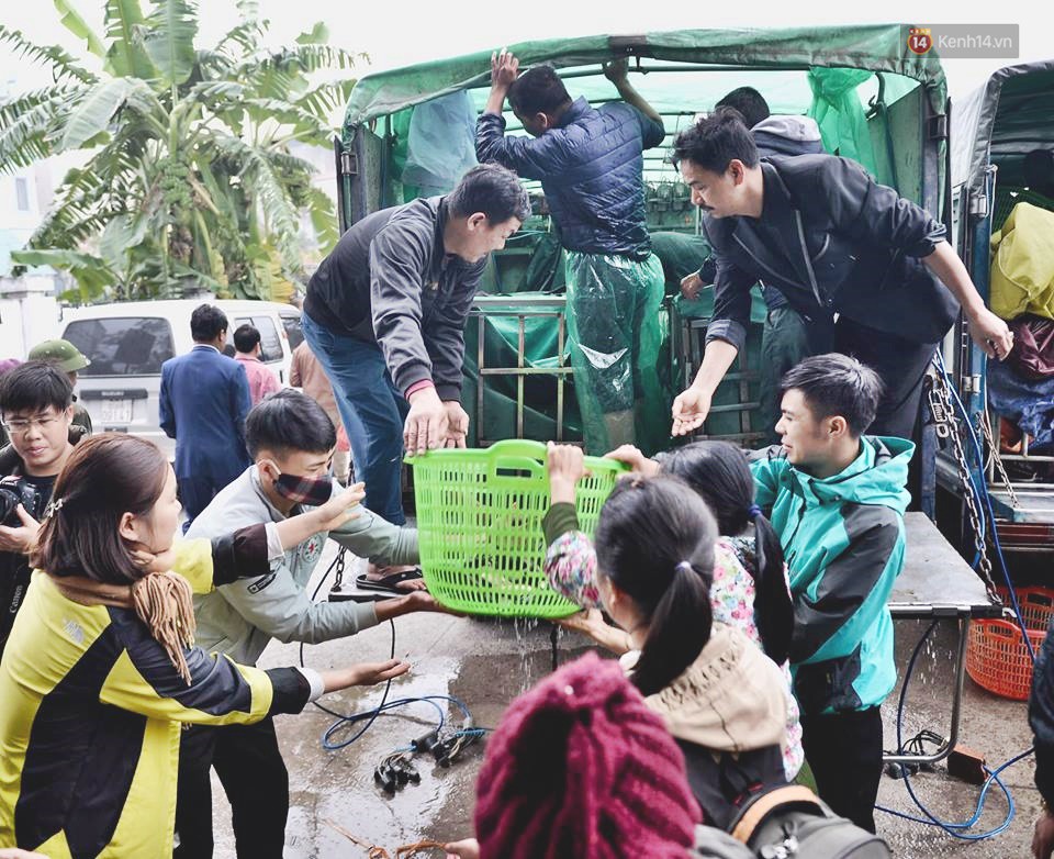 Hà Nội: Gần 10 tấn cá được hàng nghìn phật tử chuyền tay nhau trong lễ phóng sinh đầu năm