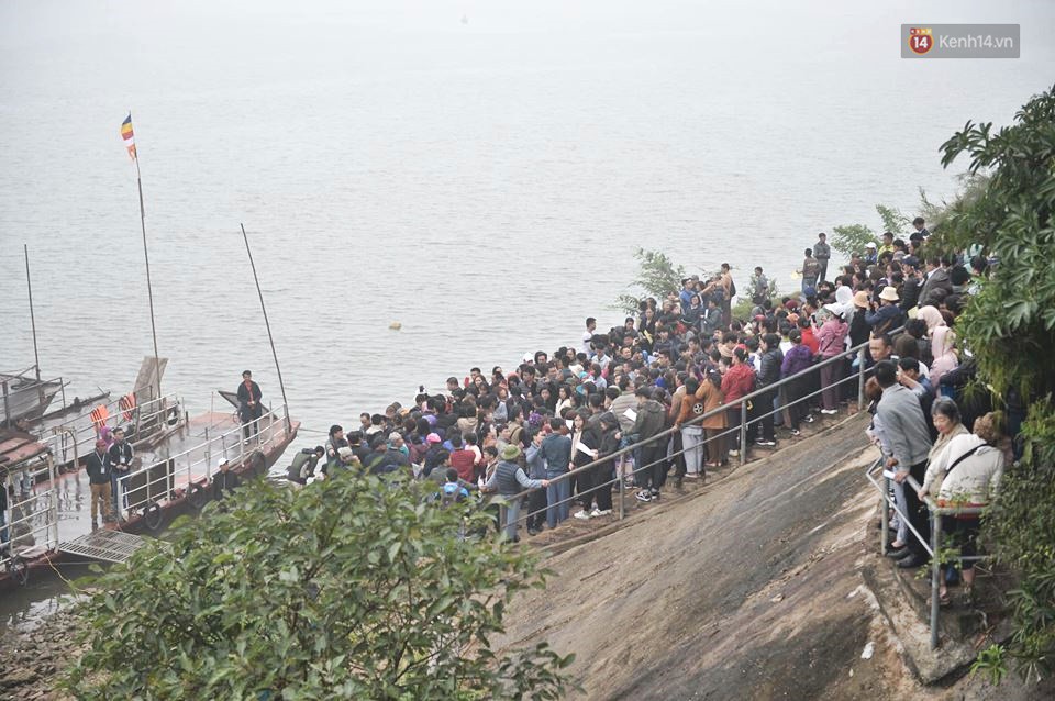 Hà Nội: Gần 10 tấn cá được hàng nghìn phật tử chuyền tay nhau trong lễ phóng sinh đầu năm