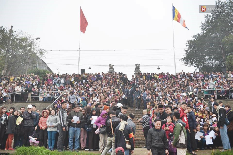 Hà Nội: Gần 10 tấn cá được hàng nghìn phật tử chuyền tay nhau trong lễ phóng sinh đầu năm