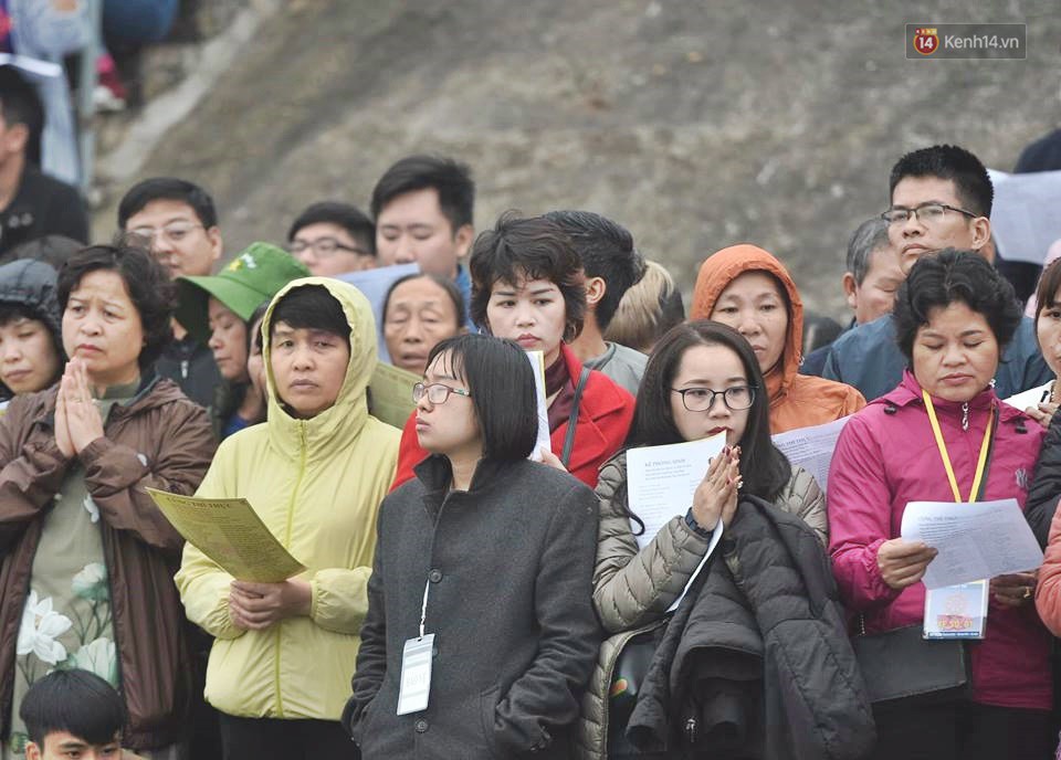 Hà Nội: Gần 10 tấn cá được hàng nghìn phật tử chuyền tay nhau trong lễ phóng sinh đầu năm