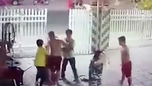 Đình chỉ công tác hai cảnh sát đánh nhau với người dân