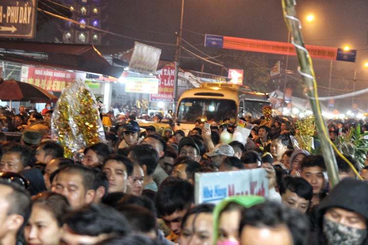 Nửa đêm chợ Viềng vỡ trận, chen nhau ngộp thở hít hơi nhau thoát tắc