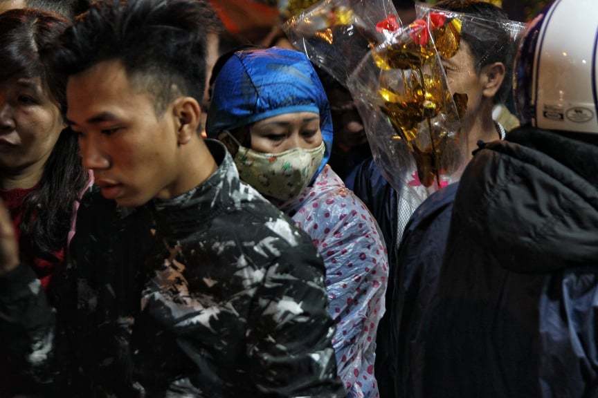 Nửa đêm chợ Viềng vỡ trận, chen nhau ngộp thở hít hơi nhau thoát tắc