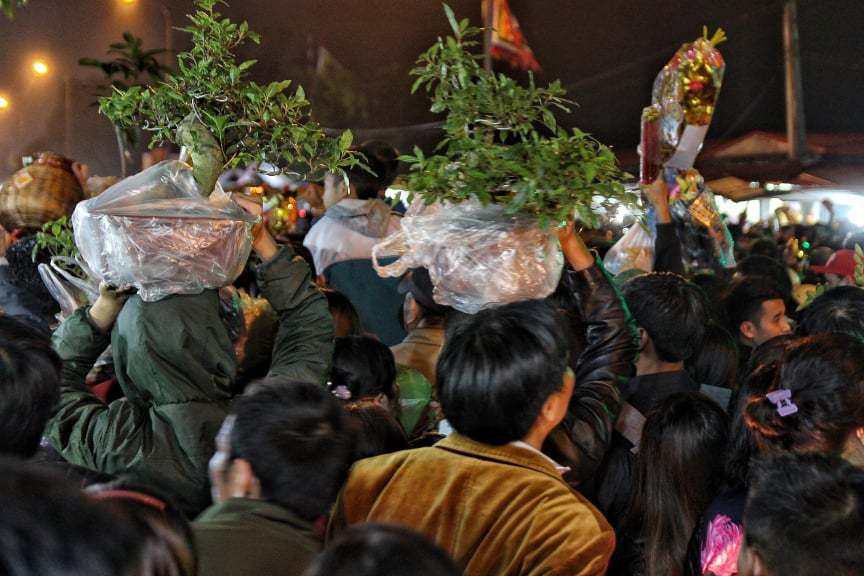 Nửa đêm chợ Viềng vỡ trận, chen nhau ngộp thở hít hơi nhau thoát tắc