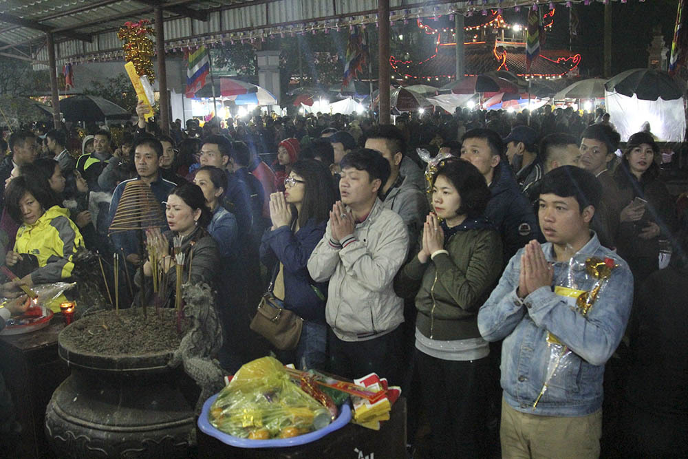 Nửa đêm chợ Viềng vỡ trận, chen nhau ngộp thở hít hơi nhau thoát tắc