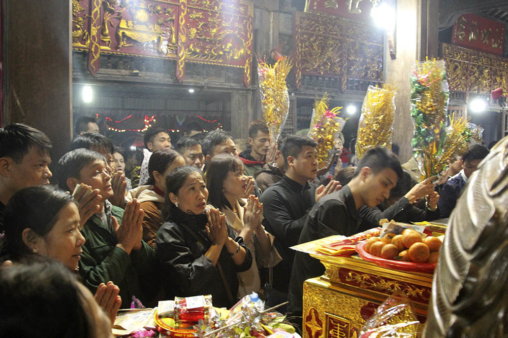 Nửa đêm chợ Viềng vỡ trận, chen nhau ngộp thở hít hơi nhau thoát tắc