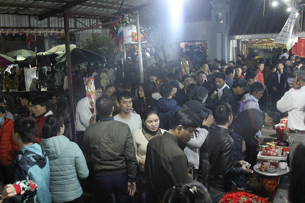 Nửa đêm chợ Viềng vỡ trận, chen nhau ngộp thở hít hơi nhau thoát tắc