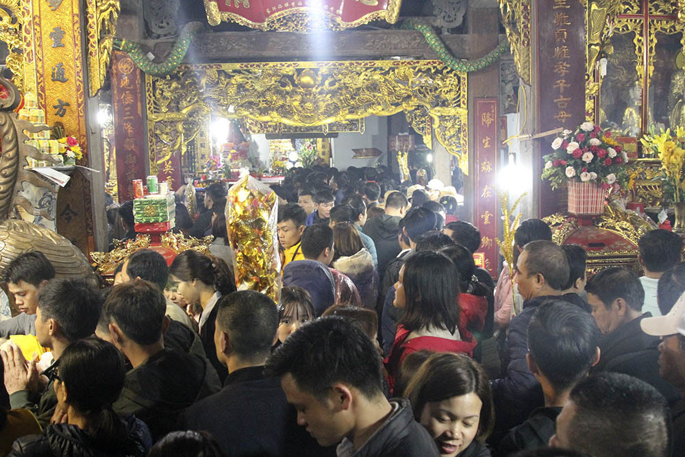 Nửa đêm chợ Viềng vỡ trận, chen nhau ngộp thở hít hơi nhau thoát tắc Nửa đêm chợ Viềng vỡ trận, chen nhau ngộp thở hít hơi nhau thoát tắc