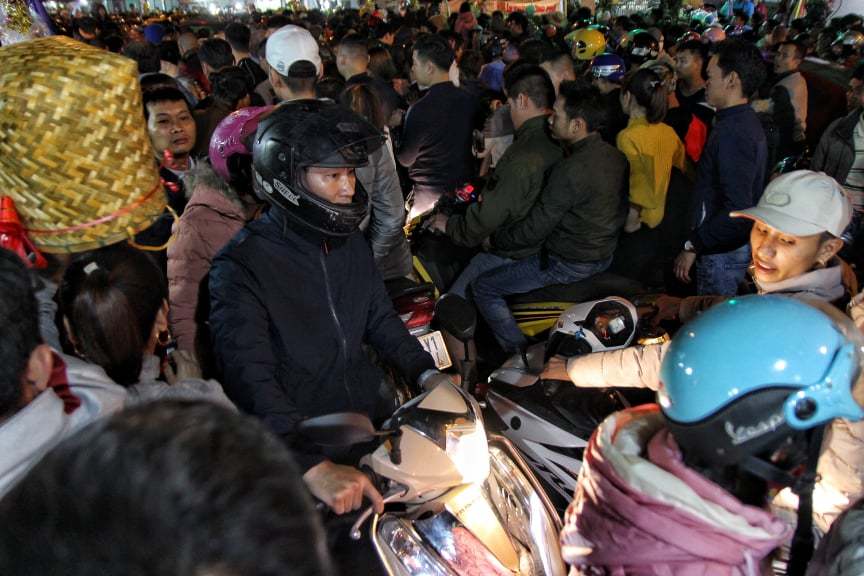 Nửa đêm chợ Viềng vỡ trận, chen nhau ngộp thở hít hơi nhau thoát tắc