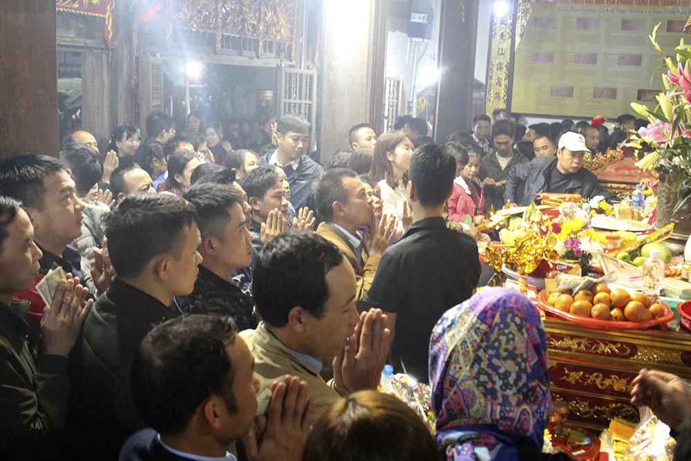 Nửa đêm chợ Viềng vỡ trận, chen nhau ngộp thở hít hơi nhau thoát tắc