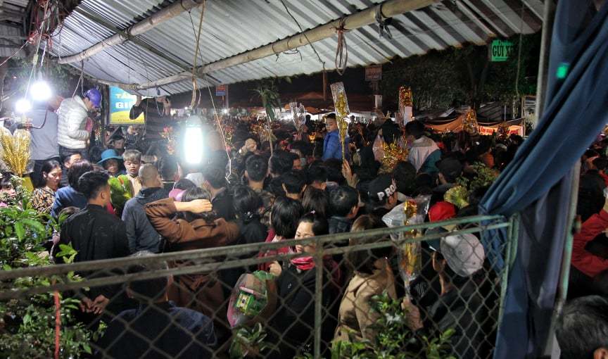 Nửa đêm chợ Viềng vỡ trận, chen nhau ngộp thở hít hơi nhau thoát tắc