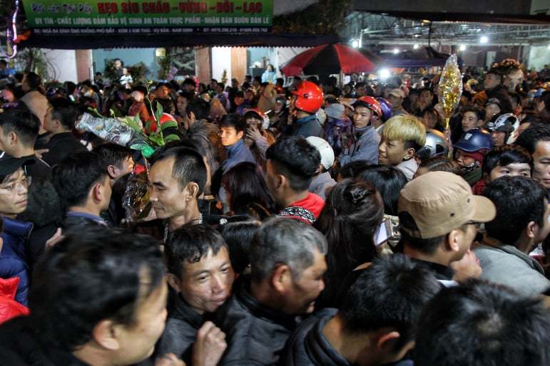 Nửa đêm chợ Viềng vỡ trận, chen nhau ngộp thở hít hơi nhau thoát tắc