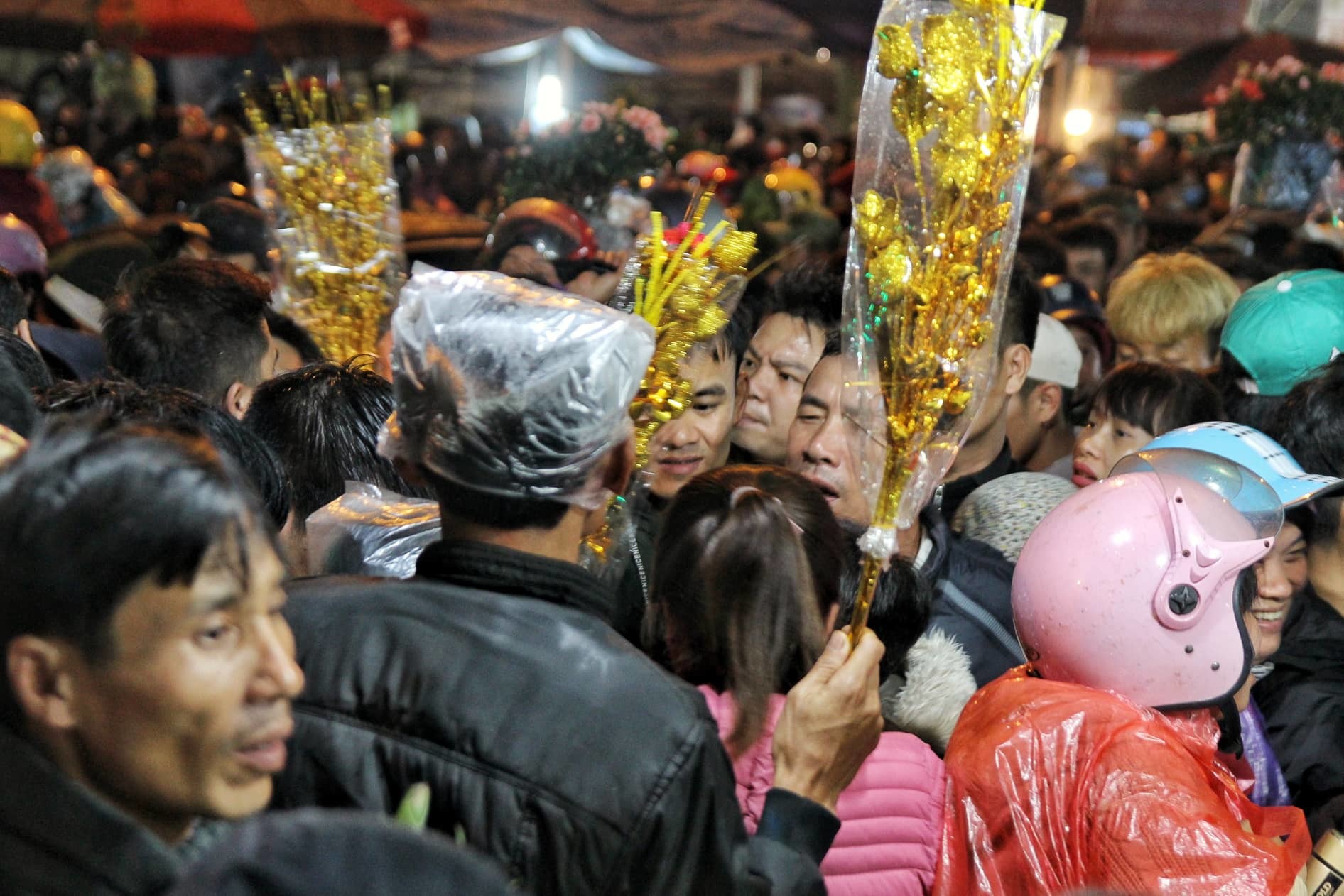 Nửa đêm chợ Viềng vỡ trận, chen nhau ngộp thở hít hơi nhau thoát tắc