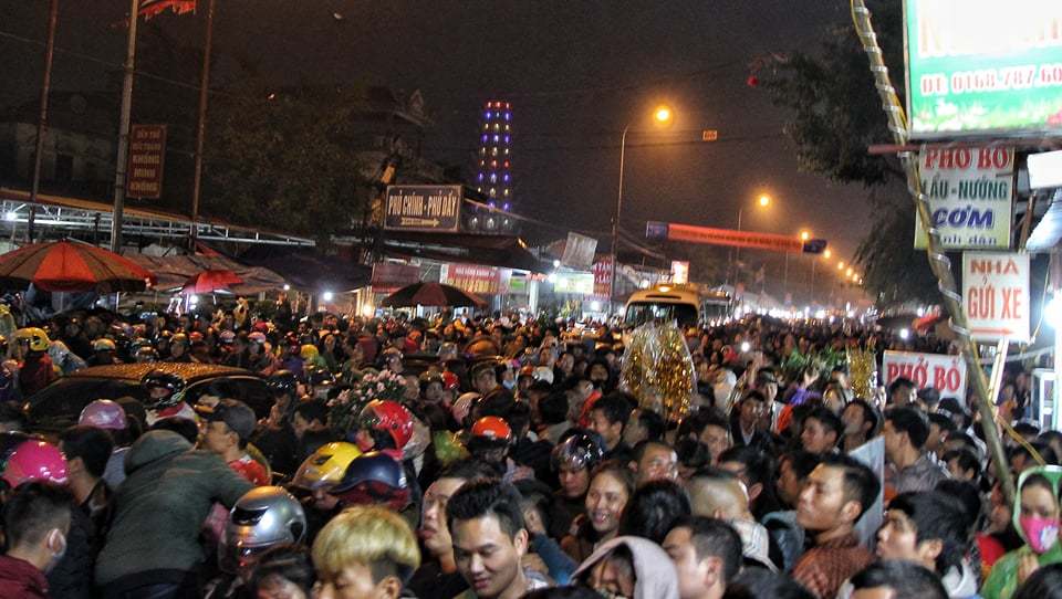 Nửa đêm chợ Viềng vỡ trận, chen nhau ngộp thở hít hơi nhau thoát tắc