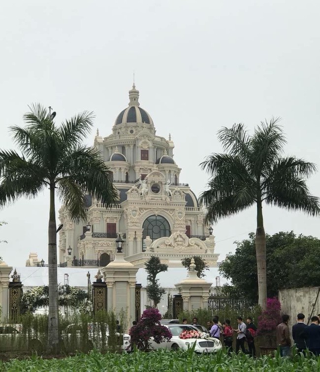Rò rỉ hình ảnh xa hoa bên trong lâu đài 7 tầng của gia đình cô dâu xinh đẹp nổi tiếng Nam Định Rò rỉ hình ảnh xa hoa bên trong lâu đài 7 tầng của gia đình cô dâu xinh đẹp nổi tiếng Nam Định