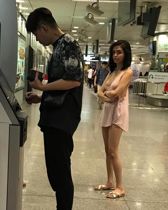 Đi rút tiền không mặc nội y, chỉ hững hờ lớp áo mỏng, cô gái nổi như cồn trên MXH