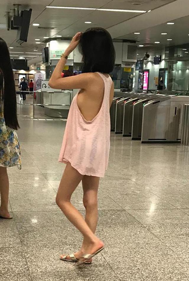 Đi rút tiền không mặc nội y, chỉ hững hờ lớp áo mỏng, cô gái nổi như cồn trên MXH