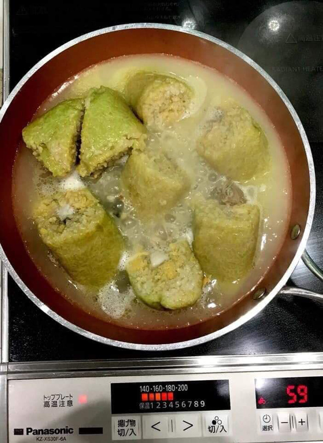 Bị mắng té tát vì rán bánh chưng bằng nước lọc, cô nàng vẫn thực hiện bất chấp và thu được kết quả làm cả cộng đồng mạng xôn xao