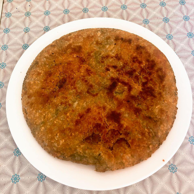 Bị mắng té tát vì rán bánh chưng bằng nước lọc, cô nàng vẫn thực hiện bất chấp và thu được kết quả làm cả cộng đồng mạng xôn xao