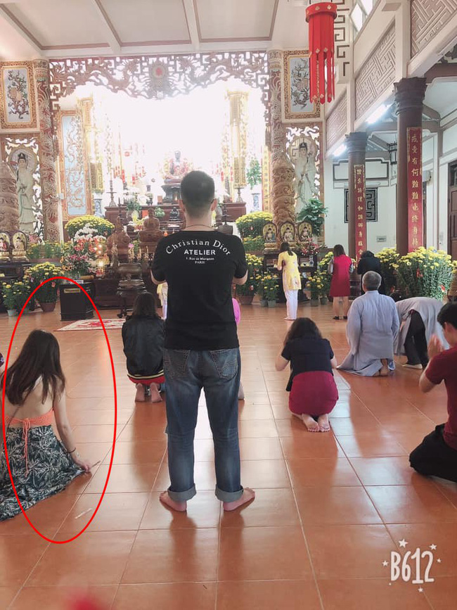 Mặc váy hở hết lưng đi lễ chùa, cô gái trẻ bị cư dân mạng ném đá thậm tệ Mặc váy hở hết lưng đi lễ chùa, cô gái trẻ bị cư dân mạng ném đá thậm tệ