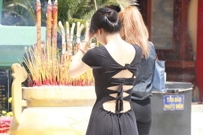 Mặc váy hở hết lưng đi lễ chùa, cô gái trẻ bị cư dân mạng ném đá thậm tệ Mặc váy hở hết lưng đi lễ chùa, cô gái trẻ bị cư dân mạng ném đá thậm tệ