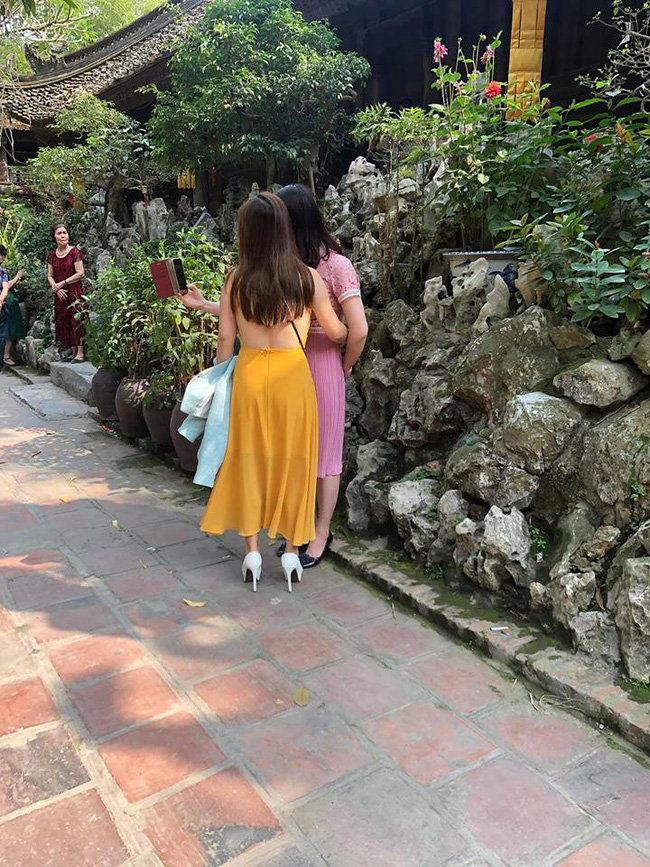 Mặc váy hở hết lưng đi lễ chùa, cô gái trẻ bị cư dân mạng ném đá thậm tệ Mặc váy hở hết lưng đi lễ chùa, cô gái trẻ bị cư dân mạng ném đá thậm tệ