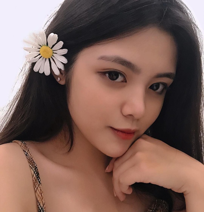 Gái xinh lớp 11 gây bão cộng đồng mạng vì bức ảnh chụp lén trong lúc bị phạt