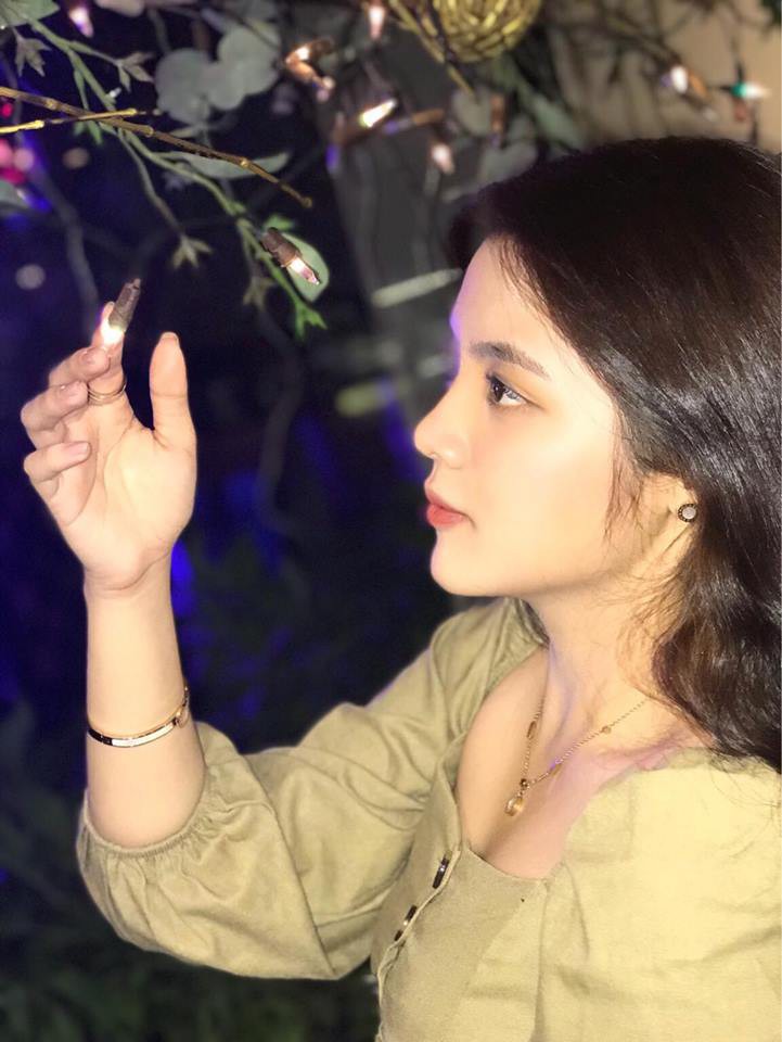 Gái xinh lớp 11 gây bão cộng đồng mạng vì bức ảnh chụp lén trong lúc bị phạt