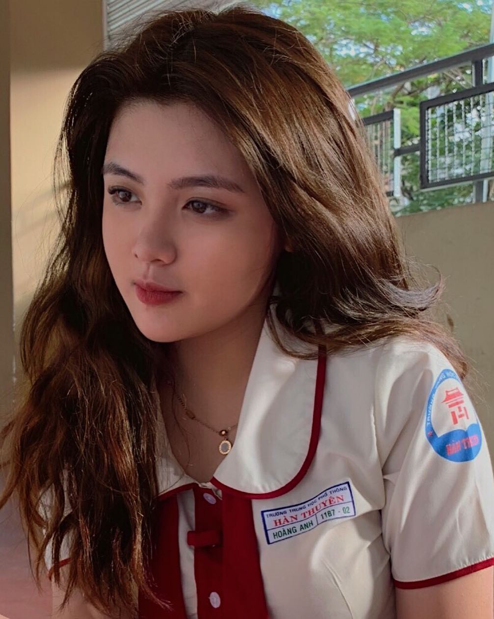 Gái xinh lớp 11 gây bão cộng đồng mạng vì bức ảnh chụp lén trong lúc bị phạt